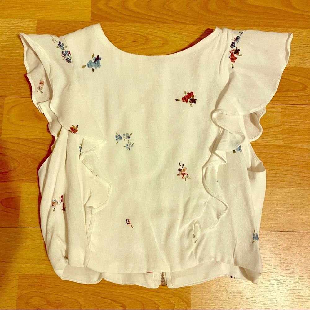 💐NWT🥀 Cute ruffled crop top